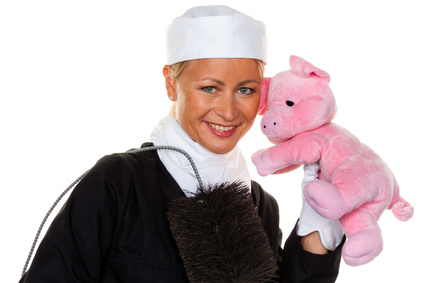 Frau als Schornsteinfeger mit Schwein