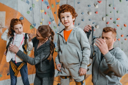 Kinder im Kletterverein mit Betreuer