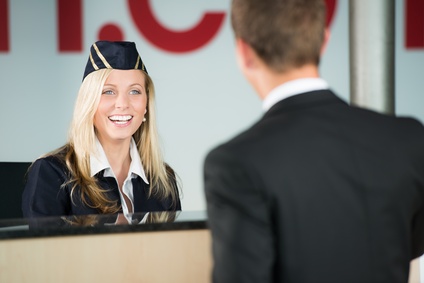 Stewardess beim Check-In