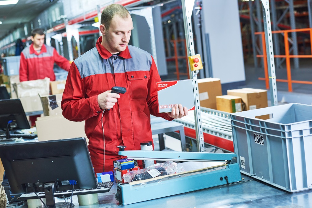 Arbeiter mit Scanner im Lager