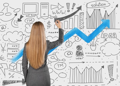 Frau erklärt Grafik an Wand