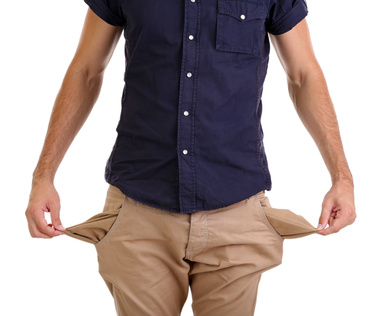 Mann mit leeren Taschen