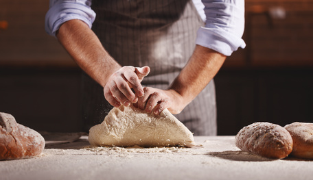 Bäcker bäckt Brot