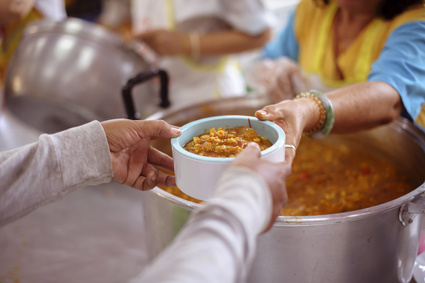 Schüssel mit Essen spenden
