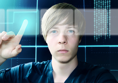 Junger Mann hinter Touchscreen